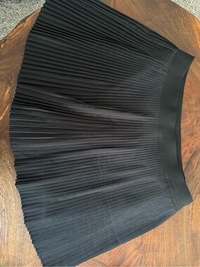 Old Navy Black Pleated Skort